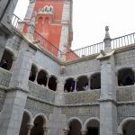 ペーナ宮殿の回廊から時計塔を見上げる